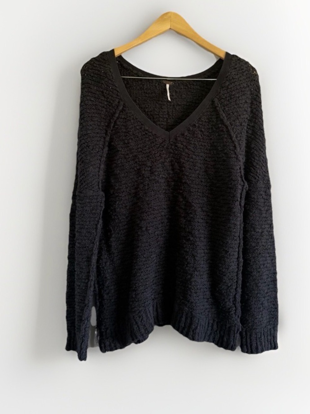 Free People Black Textured Bouclé Knit V-Neck Oversized Slouchy Sweater Top L - Picture 2 of 11
